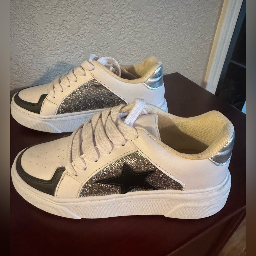 NWOT Makers White and Silver Star Sneakers